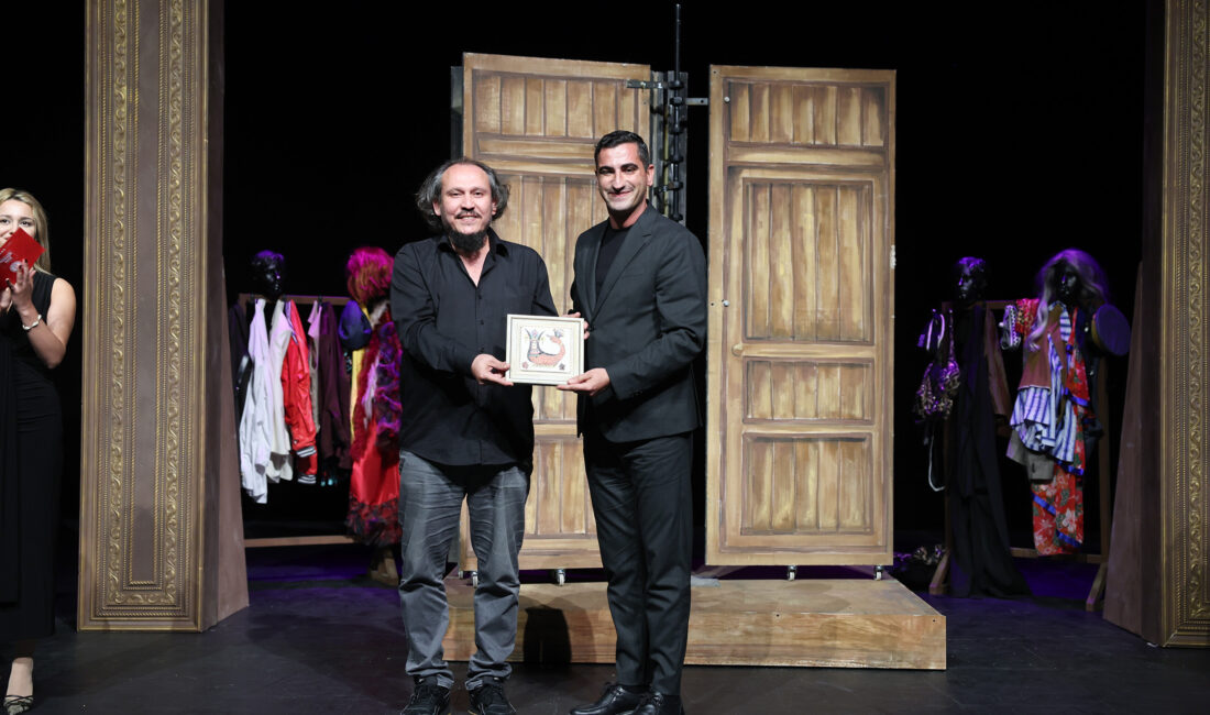 ŞEHİR TİYATROSU’NUN SEVİLEN OYUNU EYVAH NADİR İSTANBUL’DA DA BÜYÜK BEĞENİ TOPLADI Mersin Büyükşehir Belediyesi Şehir