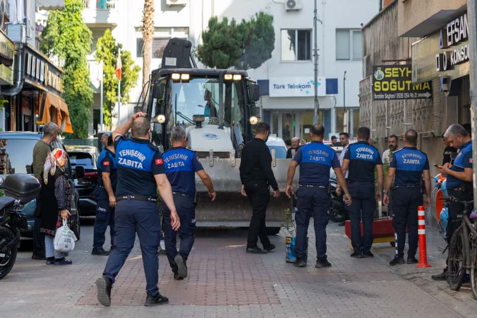 Yenişehir’de kamu alanları işgallerden temizleniyor Mersin Yenişehir Belediyesi, yaya