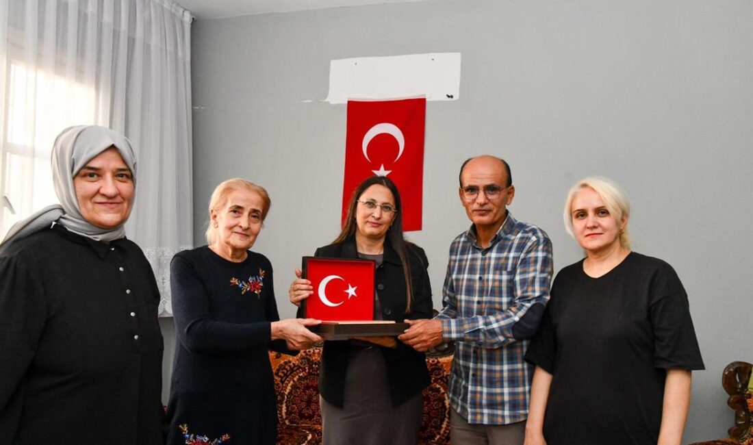 İREM TOROS, ŞEHİT OLAN KÖY KORUCUSU MEHMET YAŞAR’IN KARDEŞLERİNİ ZİYARET ETTİ Mersin Valisi Atilla Toros’un