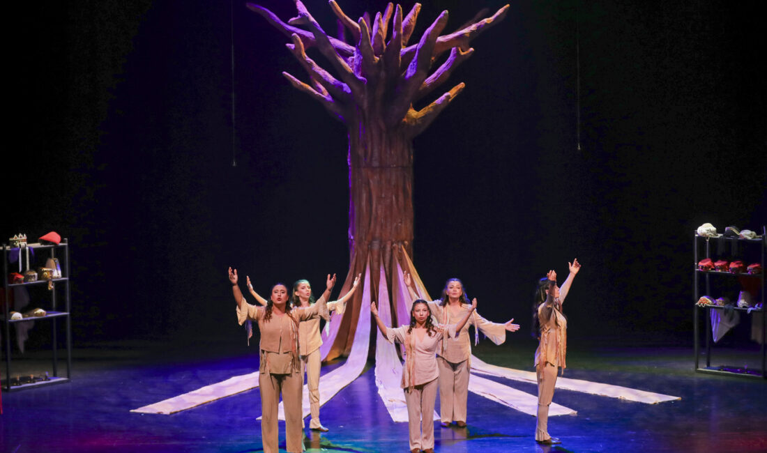 ‘BEN ANADOLU’ OYUNU PERDELERİNİ BÜYÜKŞEHİR’İN EMEKLİ EVİ ÜYELERİ’NE AÇTI