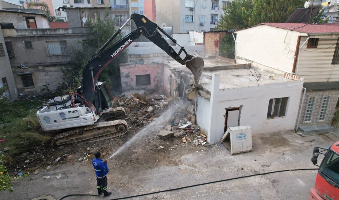 AKDENİZ’DE AĞIR HASARLI BİNANIN KONTROLLÜ YIKIMI GERÇEKLEŞTİ Akdeniz Belediyesi, Barış Mahallesi’nde