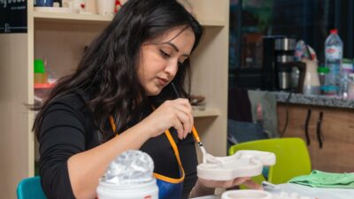 Yenişehir Belediyesinin kadınlara yönelik seramik eğitimleri başladı