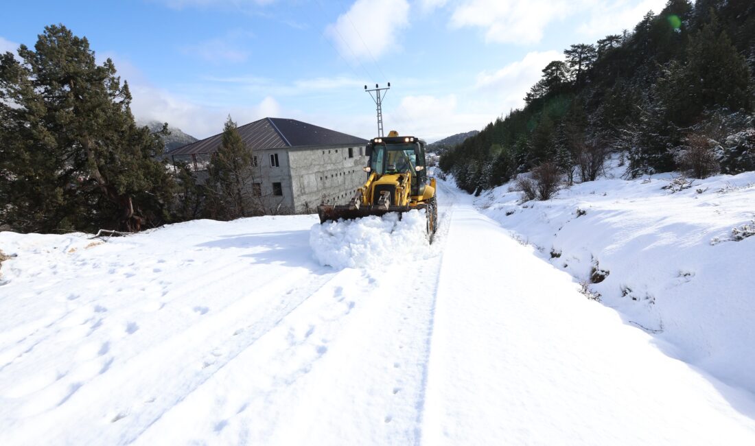 MEZİTLİ’DE KIRSAL MAHALLELERDE KARLA MÜCADELE ÇALIŞMALARI ARALIKSIZ DEVAM EDİYOR Mezitli Belediyesi, kırsalda yaşanan