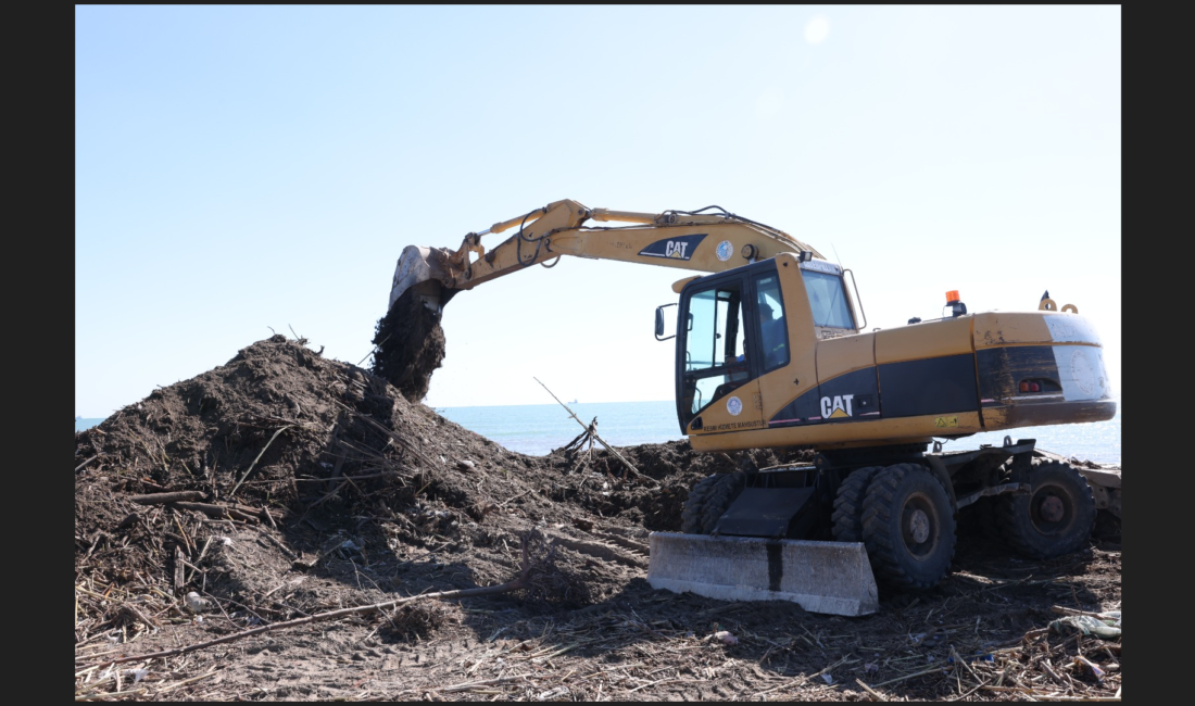 MERSİN MİLLET BAHÇESİ SAHİLİ BALÇIKTAN TEMİZLENİYOR Geçtiğimiz günlerde Mersin’de etkili olan