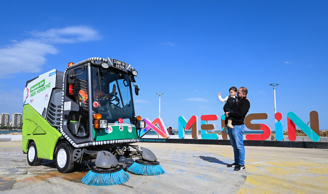 BÜYÜKŞEHİR 3 YAŞINDAKİ AYAZ’IN HAYALİNİ GERÇEKLEŞTİRDİ Mersin Büyükşehir Belediyesi, süpürge araçlarına