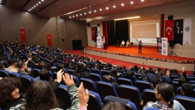 Toroslar Belediyesi, öğrencilerin hem teknolojiyi