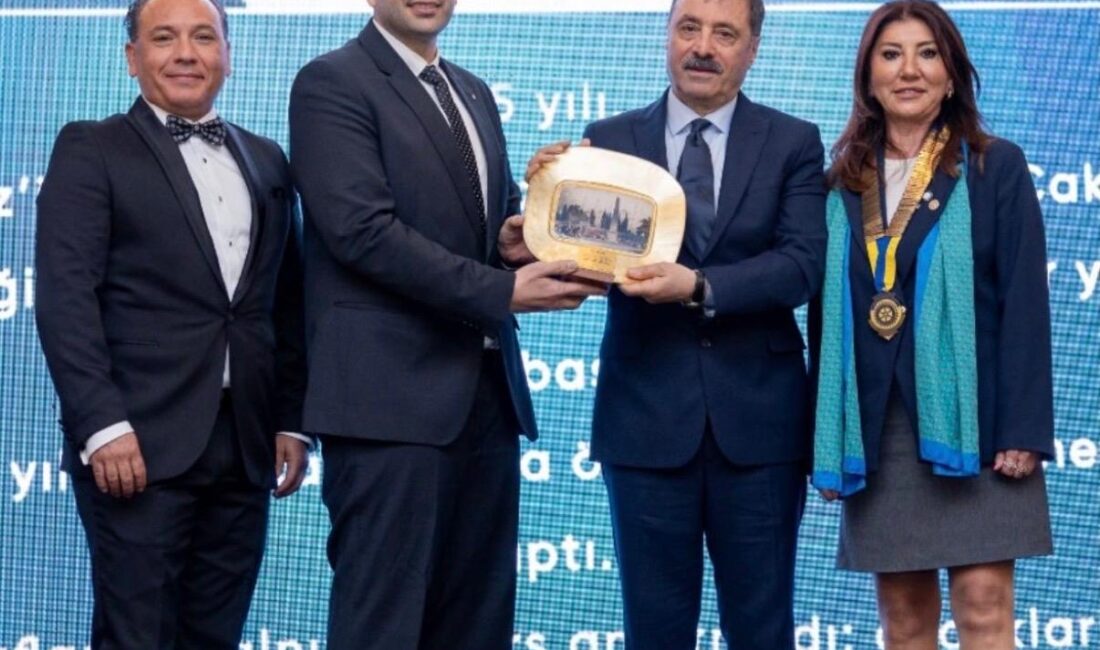 Yenişehir’in eğitim devrimi ödülle taçlandı Yenişehir’in eğitim devrimi ödülle taçlandı