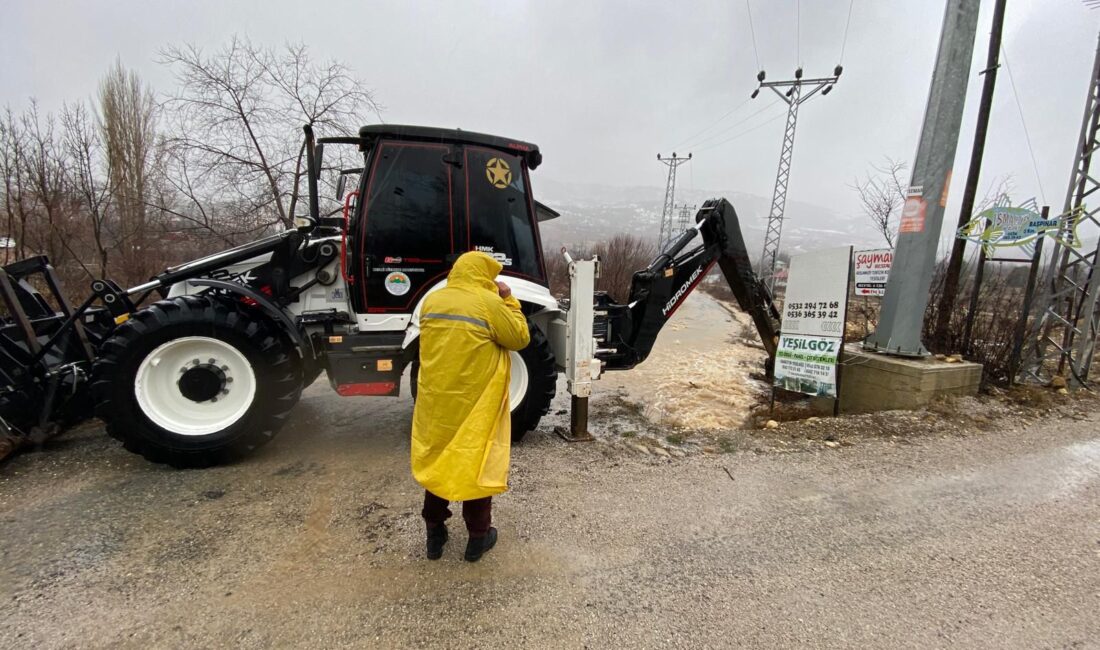 TOROSLAR BELEDİYESİ ŞİDDETLİ YAĞIŞLARA KARŞI SAHADA: MAZGALLAR TEK TEK TEMİZLENİYOR TOROSLAR BELEDİYESİ ŞİDDETLİ YAĞIŞLARA KARŞI SAHADA: MAZGALLAR TEK TEK TEMİZLENİYOR