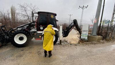 TOROSLAR BELEDİYESİ ŞİDDETLİ YAĞIŞLARA KARŞI SAHADA: MAZGALLAR TEK TEK TEMİZLENİYOR Kent genelinde iki gündür etkili