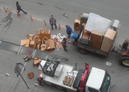 Mersin’in Akdeniz ilçesinde halk sağlığını tehdit eden çöp ev belediye ekiplerince boşaltıldı Mersin’in Akdeniz ilçesi Bahçe Mahallesi’nde