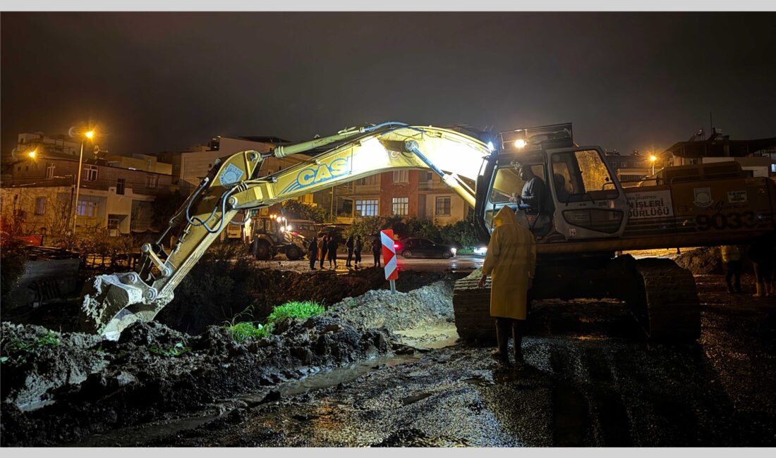 TARSUS BELEDİYESİ YOĞUN YAĞIŞA KARŞI GECE BOYUNCA SAHADAYDI Tarsus Belediyesi ekipleri, Perşembe akşam