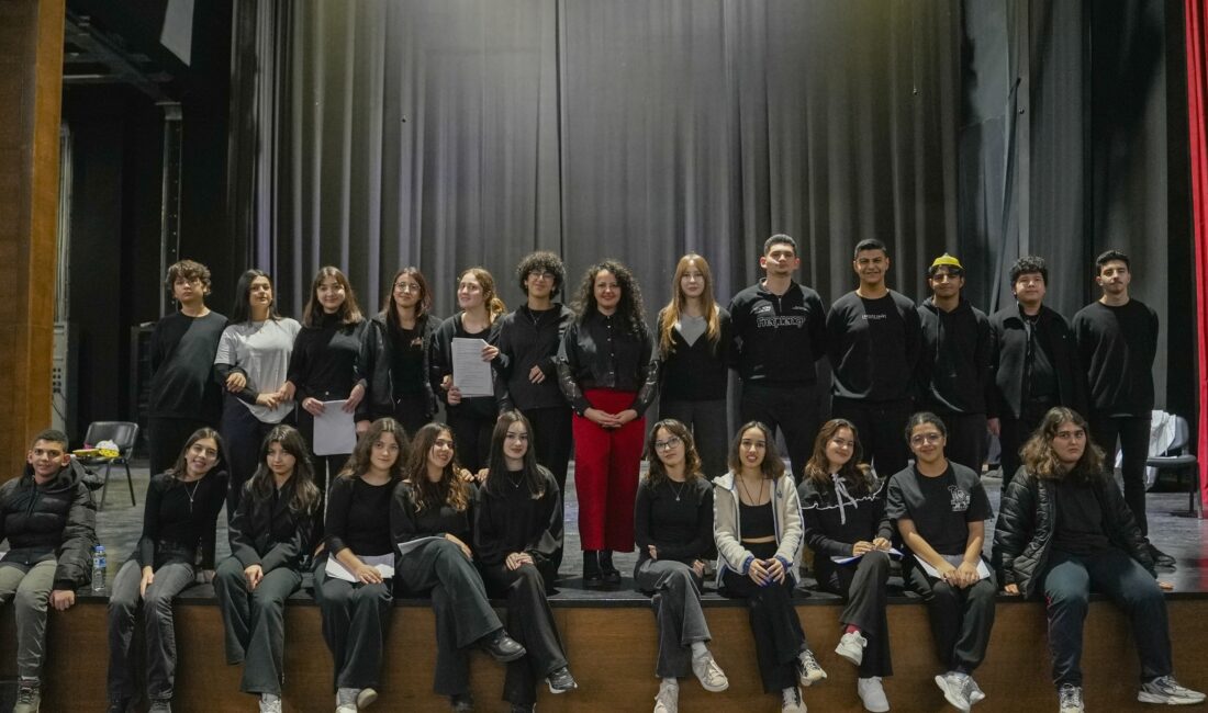 MEZİTLİ’DE SANATIN KALBİ ATIYOR, TİYATROYA VE EĞİTİME GÜÇLÜ DESTEK Mezitli Belediyesi, sanata ve