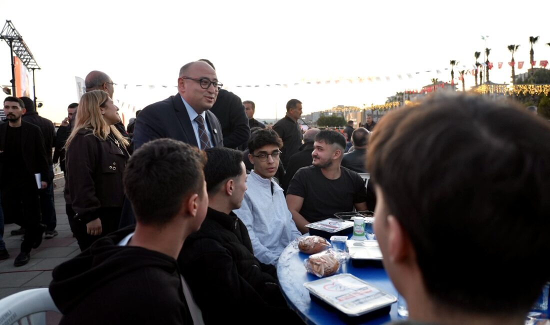 10 Bin Kişi Deniz Kenarında İftarda Buluştu Ramazan ayında dualar arşa