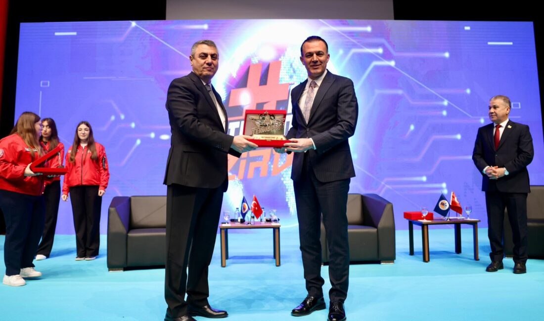 Vali Toros, Mersin “Genç Zihinlerle Milli Teknoloji Hamlesi” sloganıyla düzenlenen Milli Teknoloji Zirvesi programına katıldı