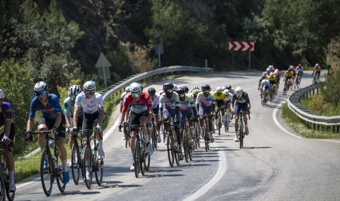 BİSİKLET TUTKUNLARI YAYLADAN DENİZE 126 KİLOMETREYİ NEFES KESEN MÜCADELEYLE TAMAMLADI Mersin Büyükşehir Belediyesi tarafından düzenlenen