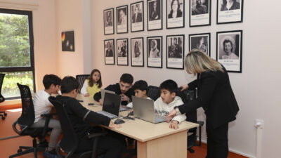 Çocuklara eğlenerek öğretmeyi kendisine ilke