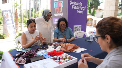 Renkli iplikler, ince işçilikle şekillenen