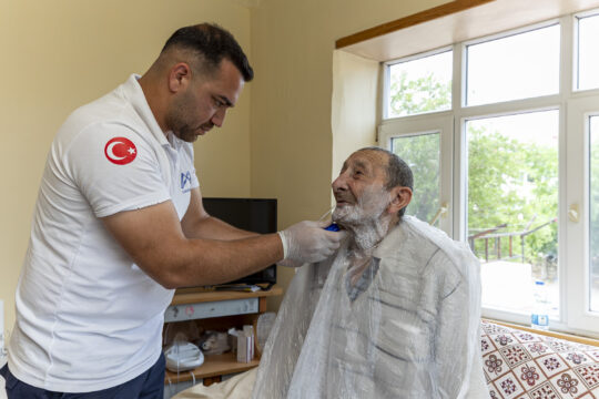 BÜYÜKŞEHİR EVDE BAKIM HİZMETLERİ KENTİN HER NOKTASINDA YURTTAŞLARA UMUT OLUYOR Doğumdan ölüme kadar yaşamın her