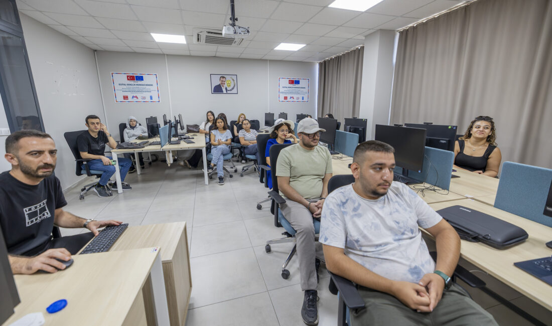 MERSİN BÜYÜKŞEHİR GENÇLERİ YAZILIM SEKTÖRÜNE HAZIRLIYOR Mersin Büyükşehir Belediyesi’nin, gençlerin