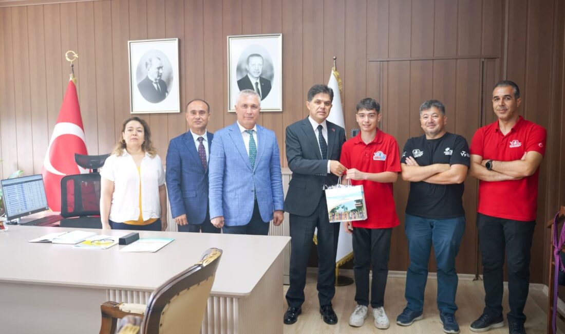 ÖZDEMİRCİ, TEKNOFEST 2026’DA TÜRKİYE BİRİNCİSİ OLAN ÖĞRENCİLERİ KABUL ETTİ İl Millî Eğitim Müdürü Muhammed