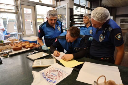 Akdeniz Zabıtası’ndan Kusurlu Fırınlara Ceza Akdeniz Belediyesi Zabıta Müdürlüğü ekipleri,