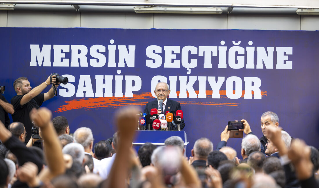 MERSİNLİLERDEN BAŞKAN SEÇER’E GÜÇLÜ DESTEK: “HAK, HUKUK, ADALET”
