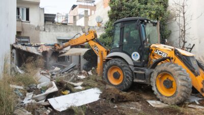 eden metruk bir binanın yıkımını