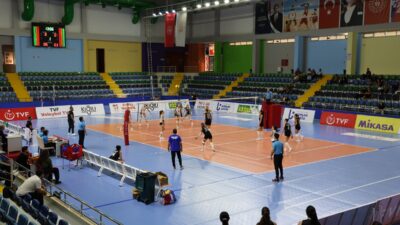 TOROSLAR’IN KADIN VOLEYBOL TAKIMI SEZONA GALİBİYETLE BAŞLADI Toroslar Belediyesi Spor Kulübü Kadın